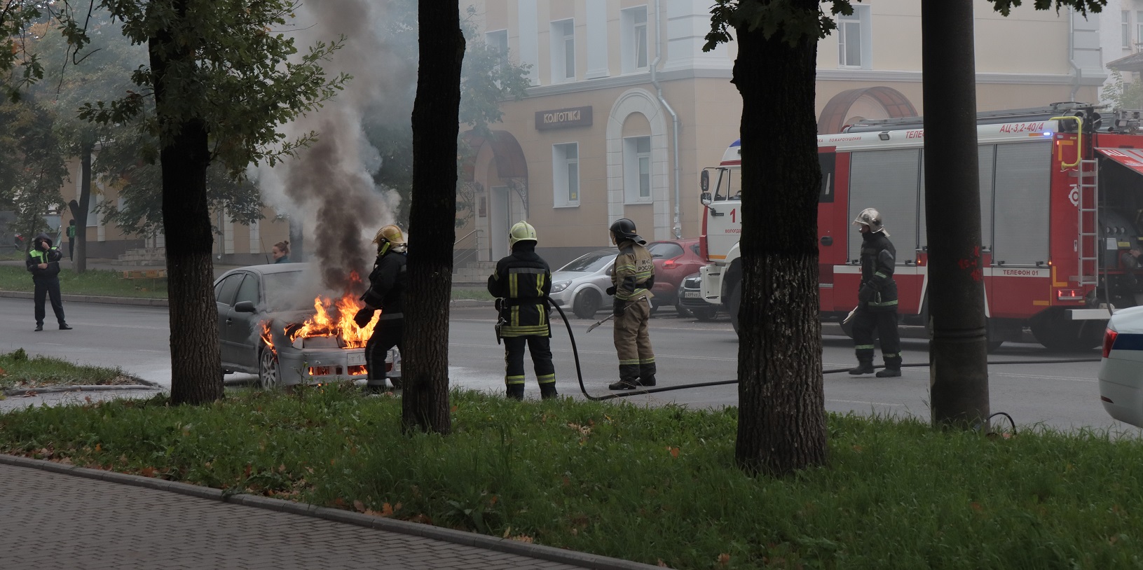 Иномарка на полном ходу загорелась в центре Вологды